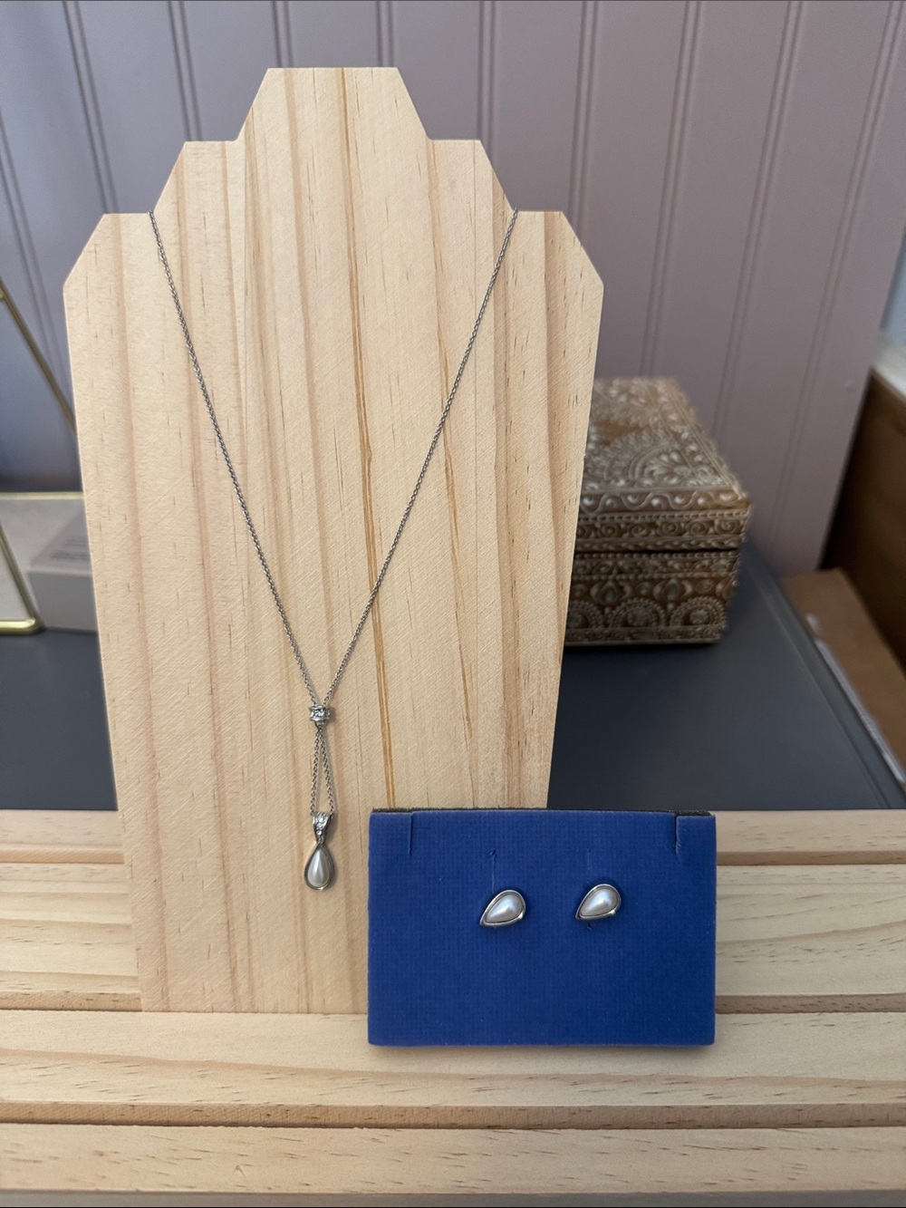 Avon silver tone Y necklace teardrop set
